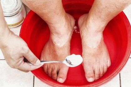 Behandlung von Pilz am Daumen